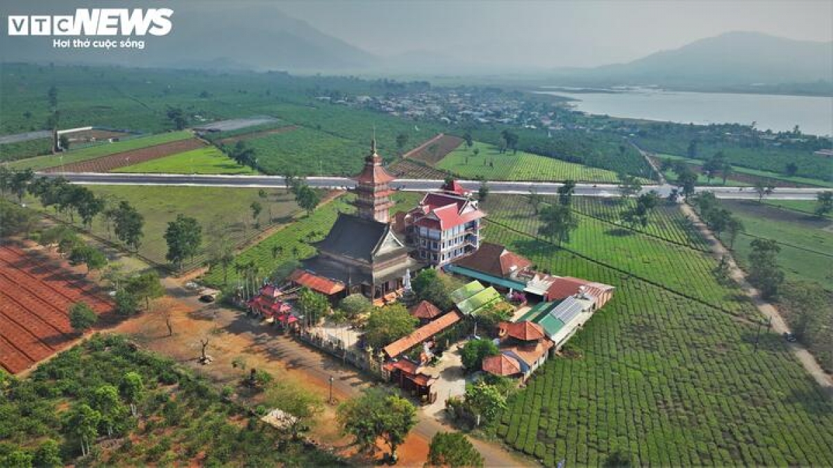 Chùa Bửu Minh (xã Biển Hồ) là ngôi chùa ra đời sớm nhất trên vùng đất Gia Lai, gắn liền với quá trình khai hoang, lập ấp tại mảnh đất này. Chùa hình thành từ thời Sở Trà Biển Hồ (thời Pháp thuộc), một trong những đồn điền chè đầu tiên tại Tây Nguyên.