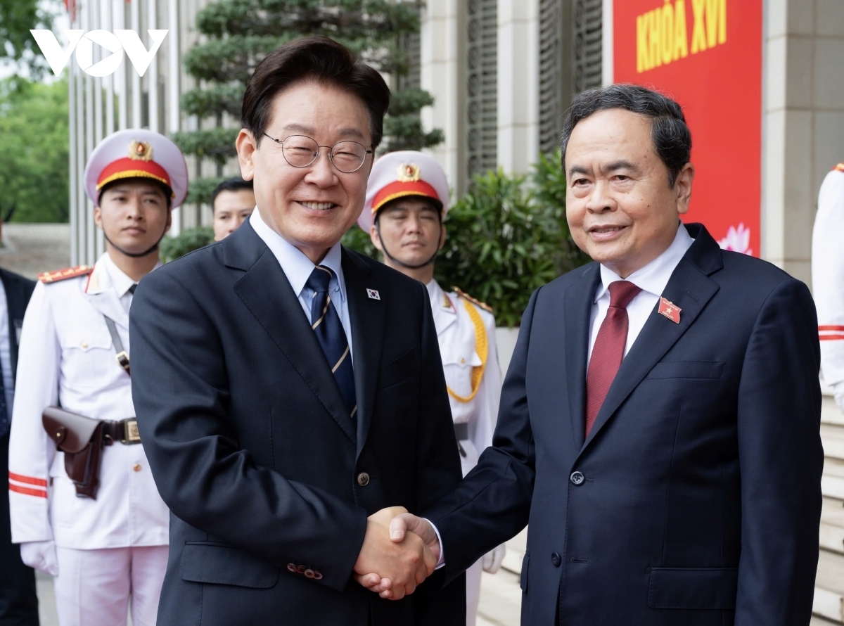 Chủ tịch Quốc hội Trần Thanh Mẫn đón Tổng thống Hàn Quốc Lee Jae Myung.