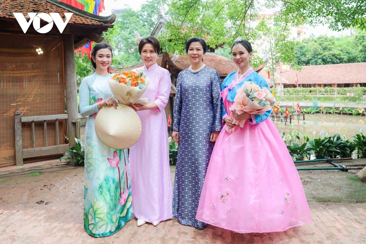 Đón bà Kim Hye Kyung tại Bảo tàng, bà Ngô Phương Ly bày tỏ vui mừng gặp lại bà Kim Hye Kyung; xúc động khi Phu nhân Tổng thống Hàn Quốc mặc áo dài truyền thống Việt Nam - món quà mà bà Ngô Phương Ly đã trao tặng.