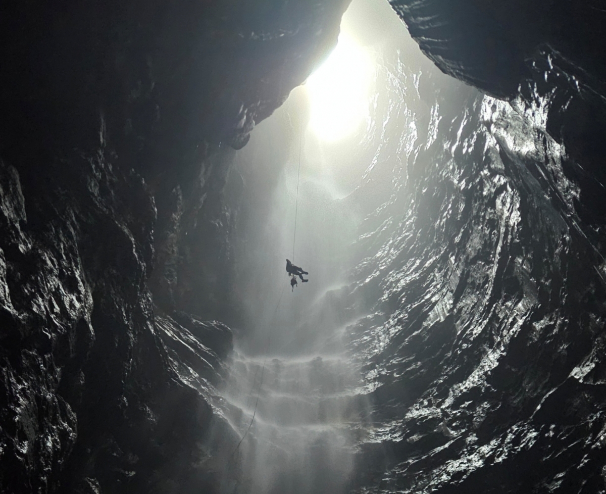 Hang Chà Nghéo có độ sâu lớn nhất trong số các hang được khảo sát đợt này. Ảnh: Đoàn khảo sát