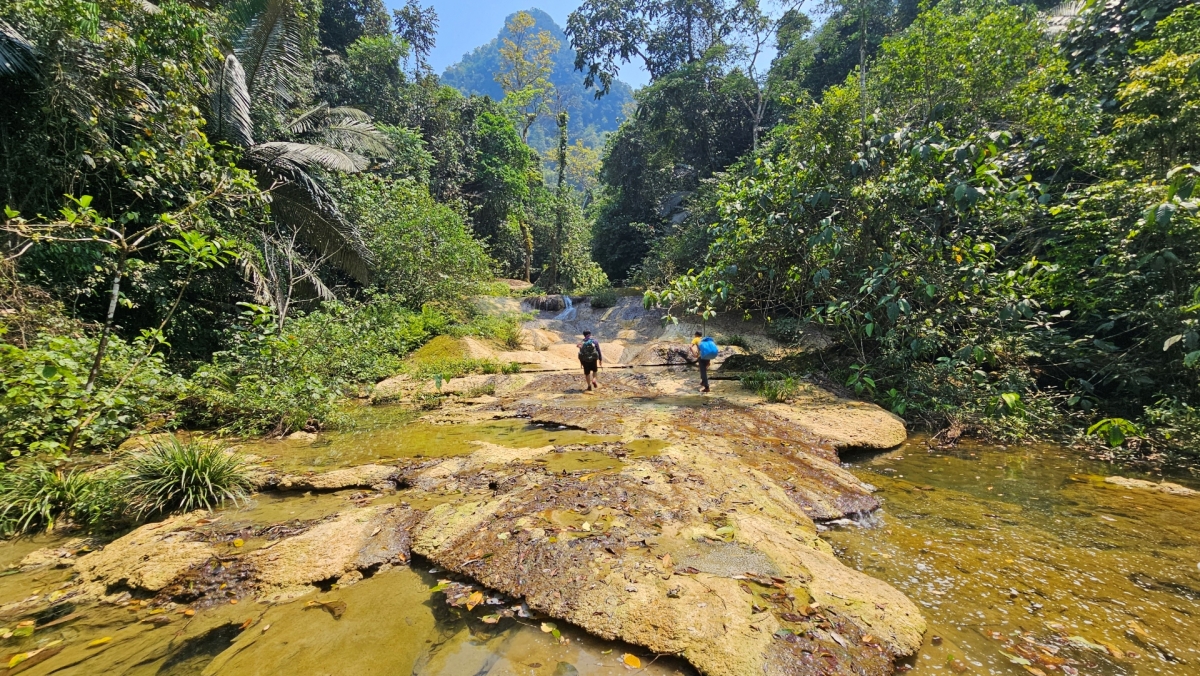 모로오(Mò Rọo) 동굴에 진입하는 탐방대원들