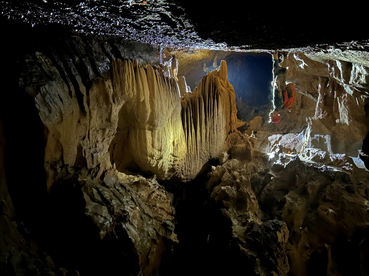 Hang Nước Lặn vừa mới phát hiện. Ảnh: Đoàn khảo sát