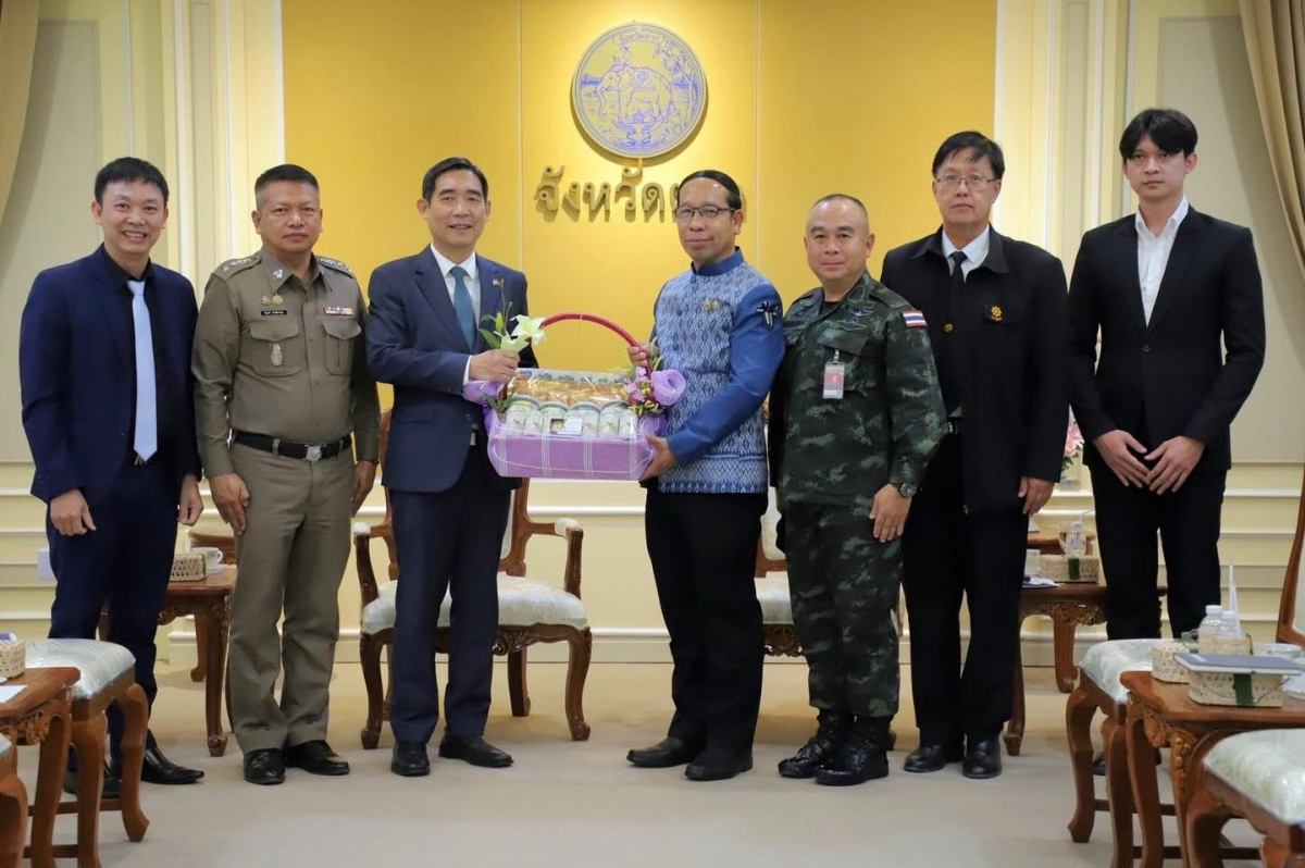 นาย ฝ่ามเหวียดหุ่งห์ เอกอัครราชทูตเวียดนามประจำประเทศไทยได้มีการพบปะกับนาย ชูศักดิ์ รู้ยิ่ง ผู้ว่าราชการจังหวัดตาก (ภาพจากสถานทูตเวียดนามประจำประเทศไทย)