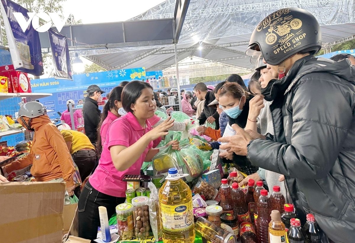 La Federación del Trabajo de Da Nang ha organizado numerosos mercados con productos esenciales a bajo costo en favor de los trabajadores. Foto: VOV