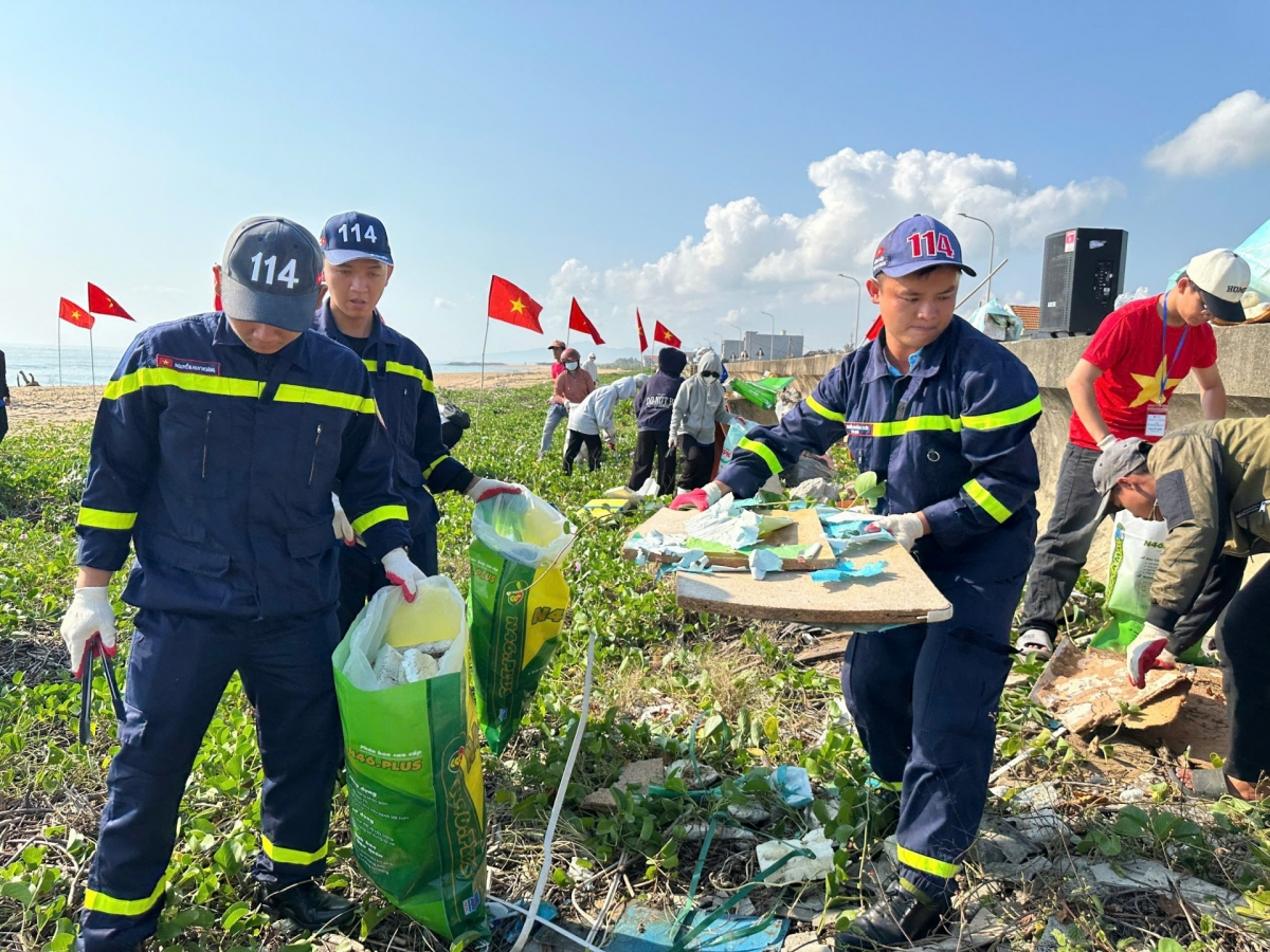 多乐省青年、团员在海滩上捡垃圾，清理环境。