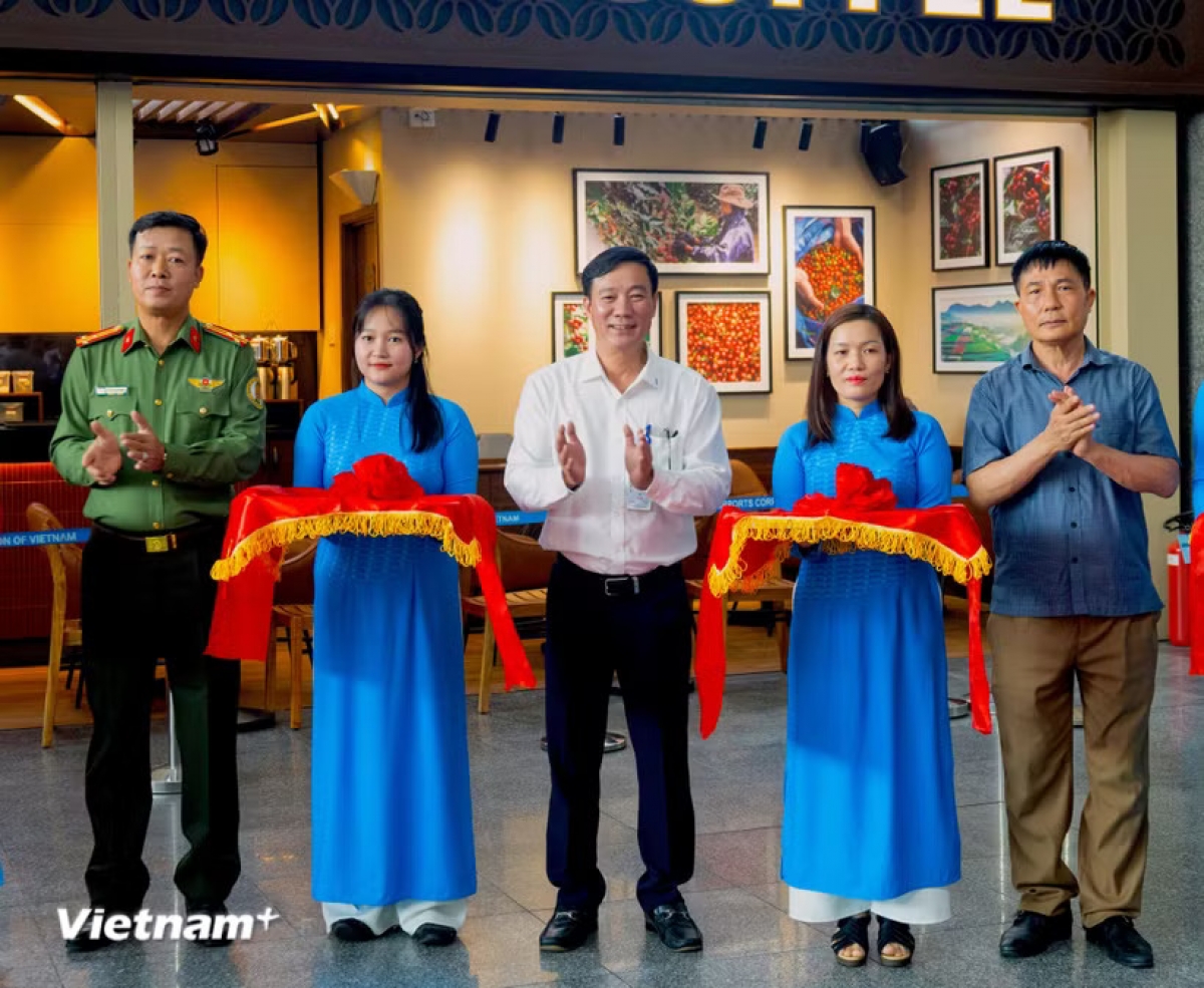 Mr. Phan Kieu Hung (M), Director of Da Nang International Airport, along with representatives from relevant units, cut the ribbon to inaugurate the new system. (Photo: VNA)