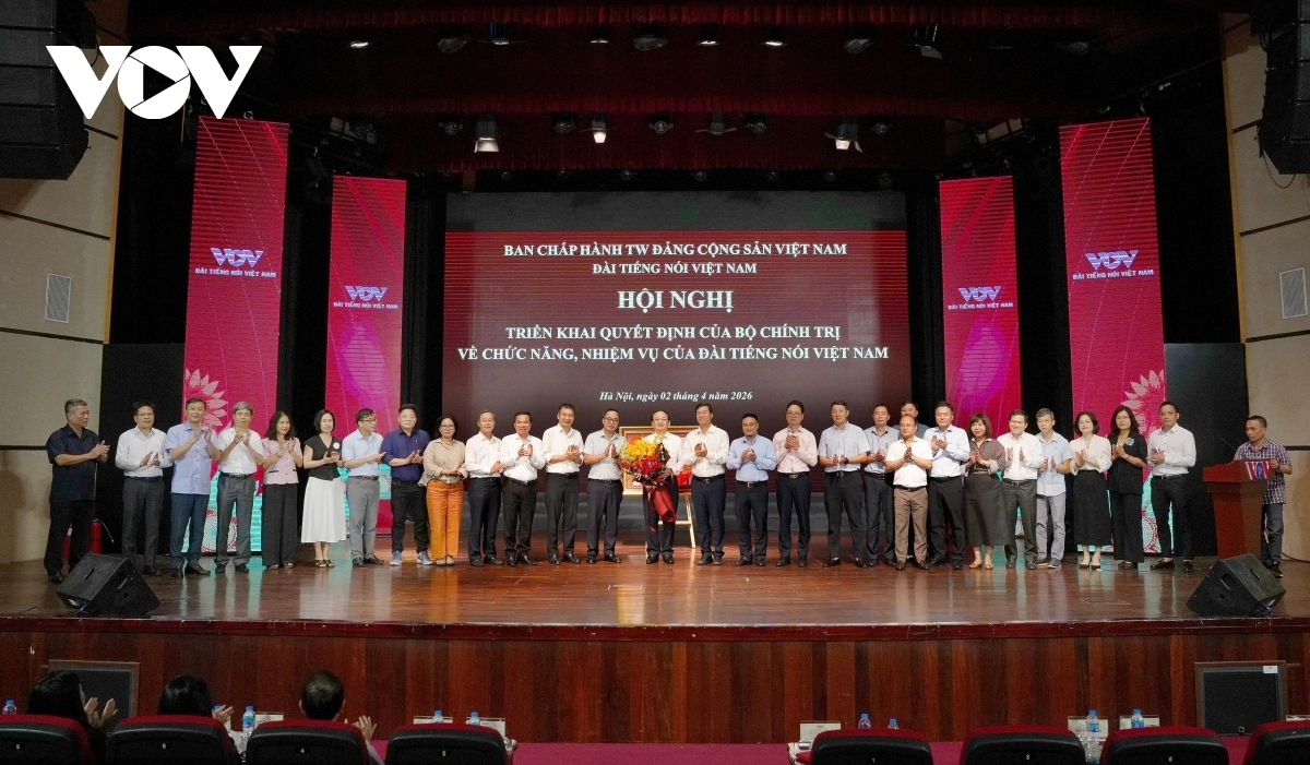 Delegados felicitando a Do Tien Sy por su nombramiento como subjefe del Departamento de Propaganda y Movilización de Masas del Comité Central del Partido Comunista de Vietnam. Foto: Cao Thang/VOV
