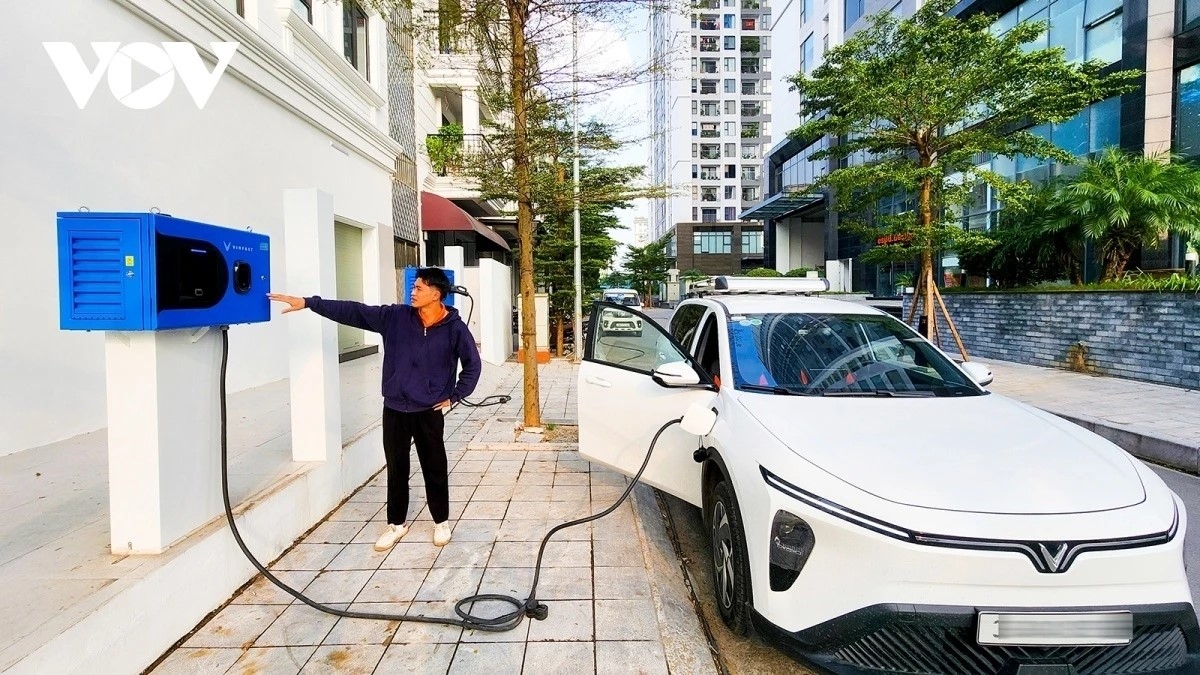 Une station de recharge pour véhicules électriques installée dans un complexe résidentiel à Hanoï. Photo: VOV