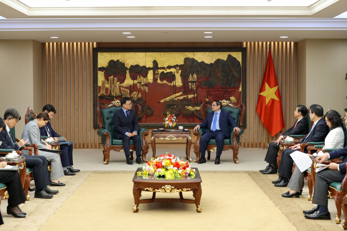  El primer ministro de Vietnam, Pham Minh Chinh, recibe al embajador de Corea del Sur en el país, Choi Young Sam. Foto: VGP/Nhat Bac