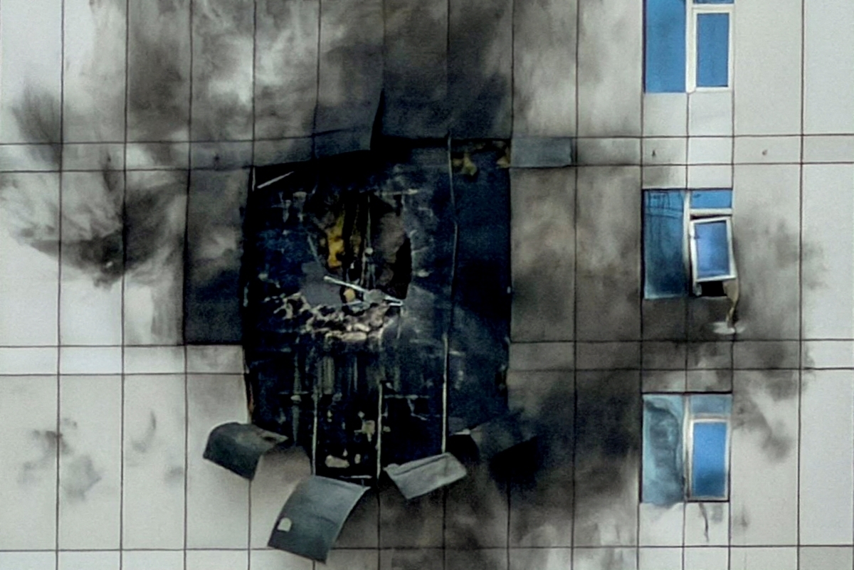 Un edificio resulta dañado por un ataque con drones iraníes, tras los bombardeos de Israel y Estados Unidos contra Irán, en Juffair, Manama, Baréin, el 1 de marzo de 2026. Foto: REUTERS/Hamad I Mohammed