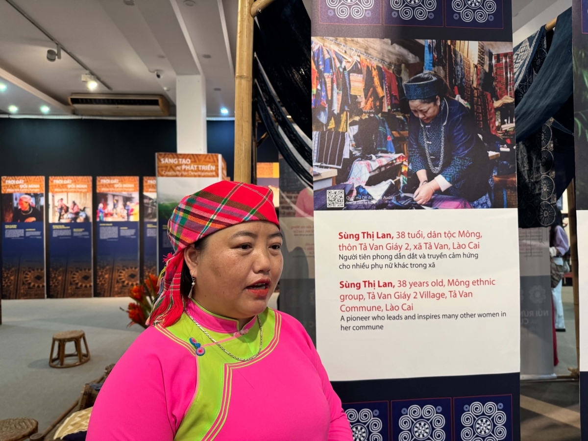 Chị Sùng Thị Lan, dân tộc Mông, xã Tả Van, Lào Cai chia sẻ hành trình tạo sinh kế mới cùng bà con trên rẻo cao. Ảnh: Thuỷ Tiên/VOV