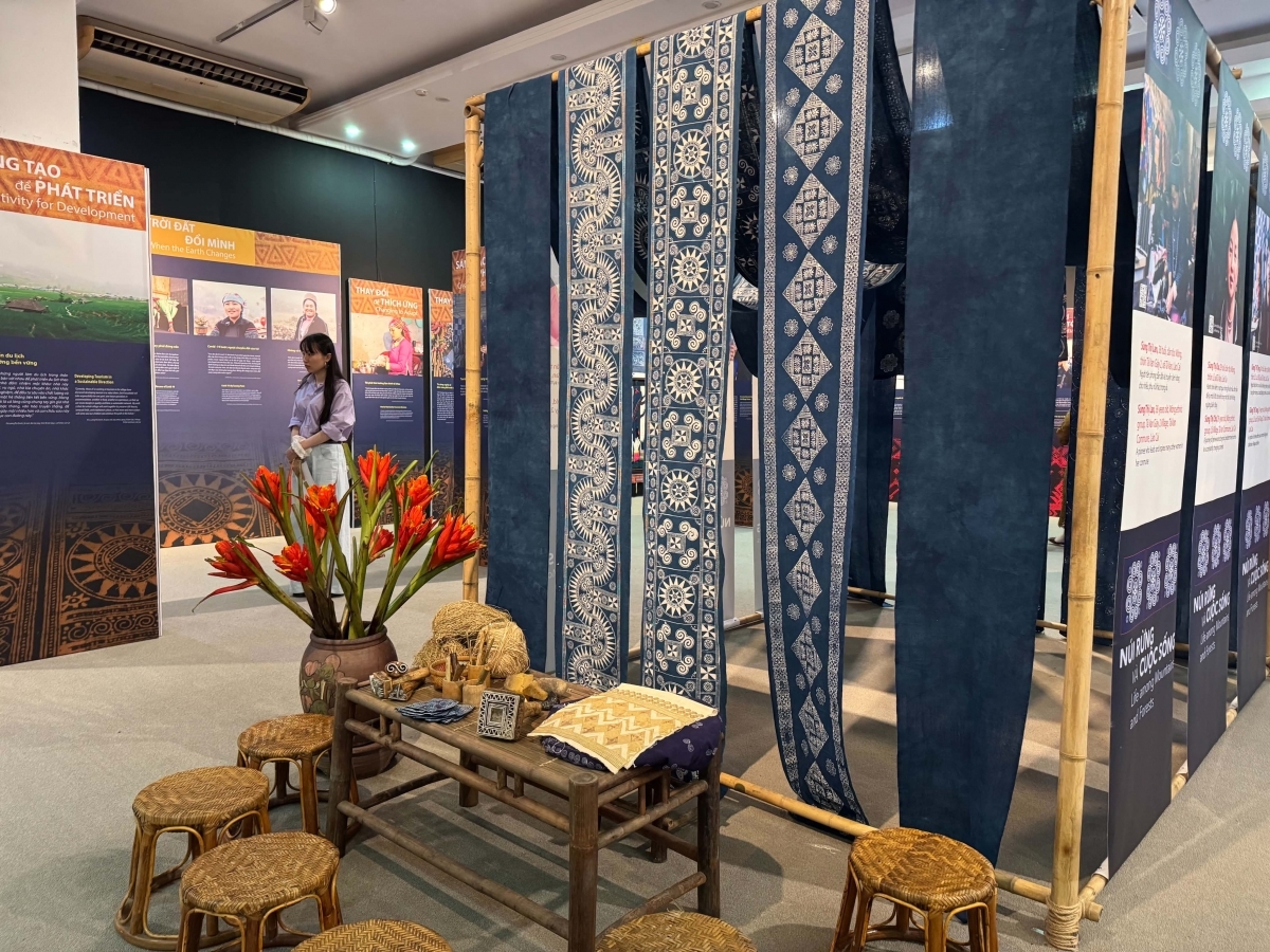 Không gian sắp đặt ấn tượng với những sản phẩm vải nhuộm hoạ tiết từ sáp ong tại một cuộc triển lãm giới thiệu câu chuyện của những người phụ nữ vùng cao về hành trình bảo tồn di sản thiên nhiên và văn hoá. Ảnh: Thuỷ Tiên/VOV