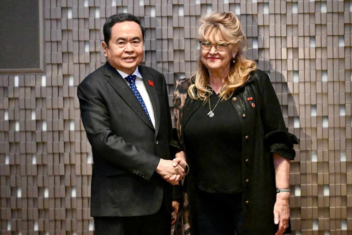 Parlamentspräsident Tran Thanh Man und Vietnams Honorarkonsulin in Turin, Sandra Scagliotti. (Foto: VOV)