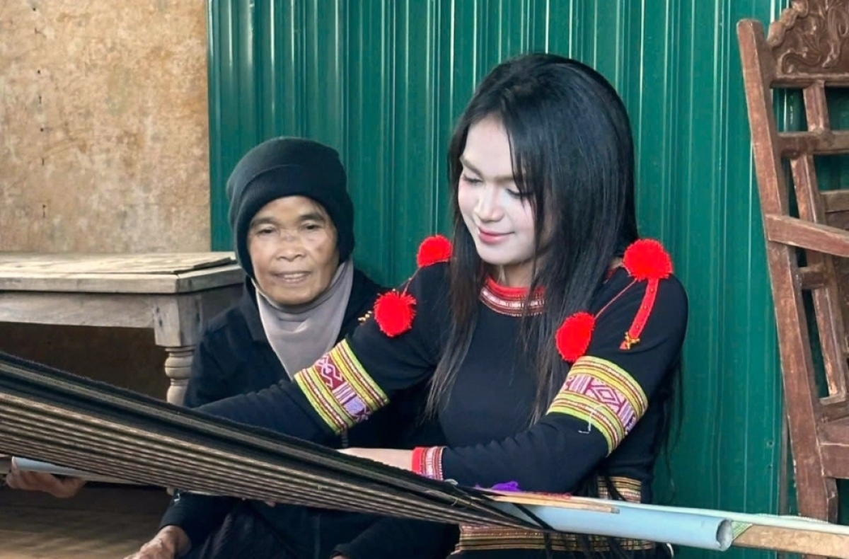 H'Loang Mlô améliore ses techniques auprès d'artisans expérimentés. Photo: VOV