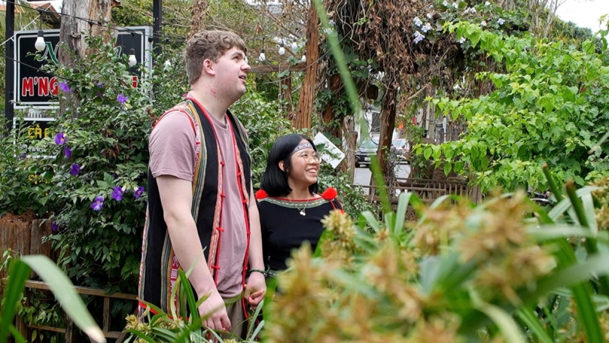 Donovan Fink découvre le tissage traditionnel êdê. Photo: VOV