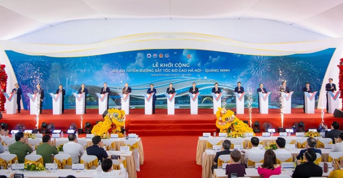 El primer ministro de Vietnam, Le Minh Hung, pulsa el botón para inaugurar oficialmente el proyecto del ferrocarril de alta velocidad Hanói-Quang Ninh.