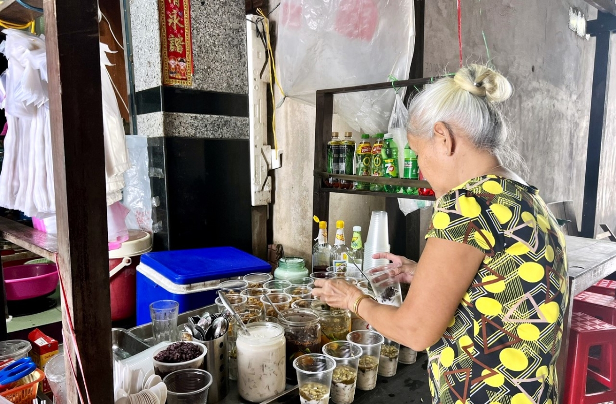 Ong Du’s iced sweet bean shop has opened for 54 years. (Photo: Huyen Trang/VOV5)