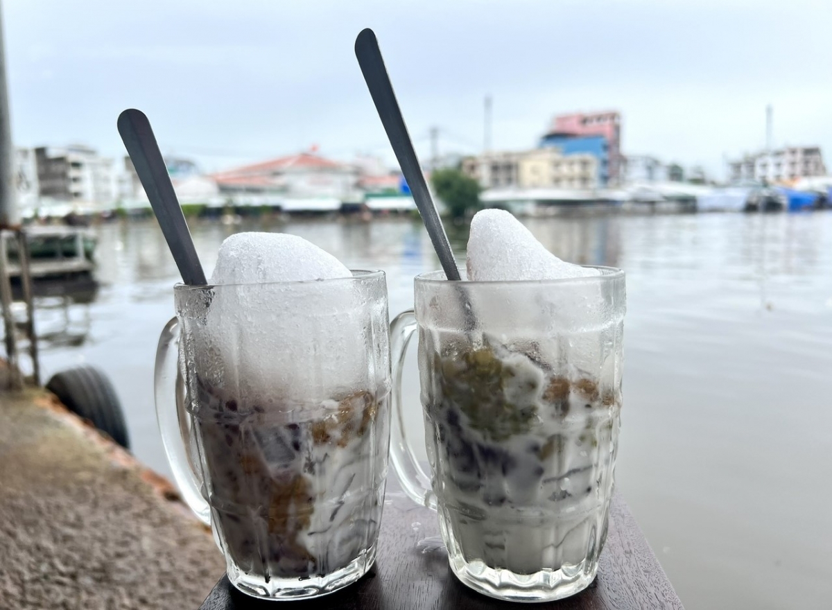 Coming to Ong Du shop, you can enjoy its signature dessert while looking out at Ca Mau River. (Photo: Huyen Trang/VOV5)