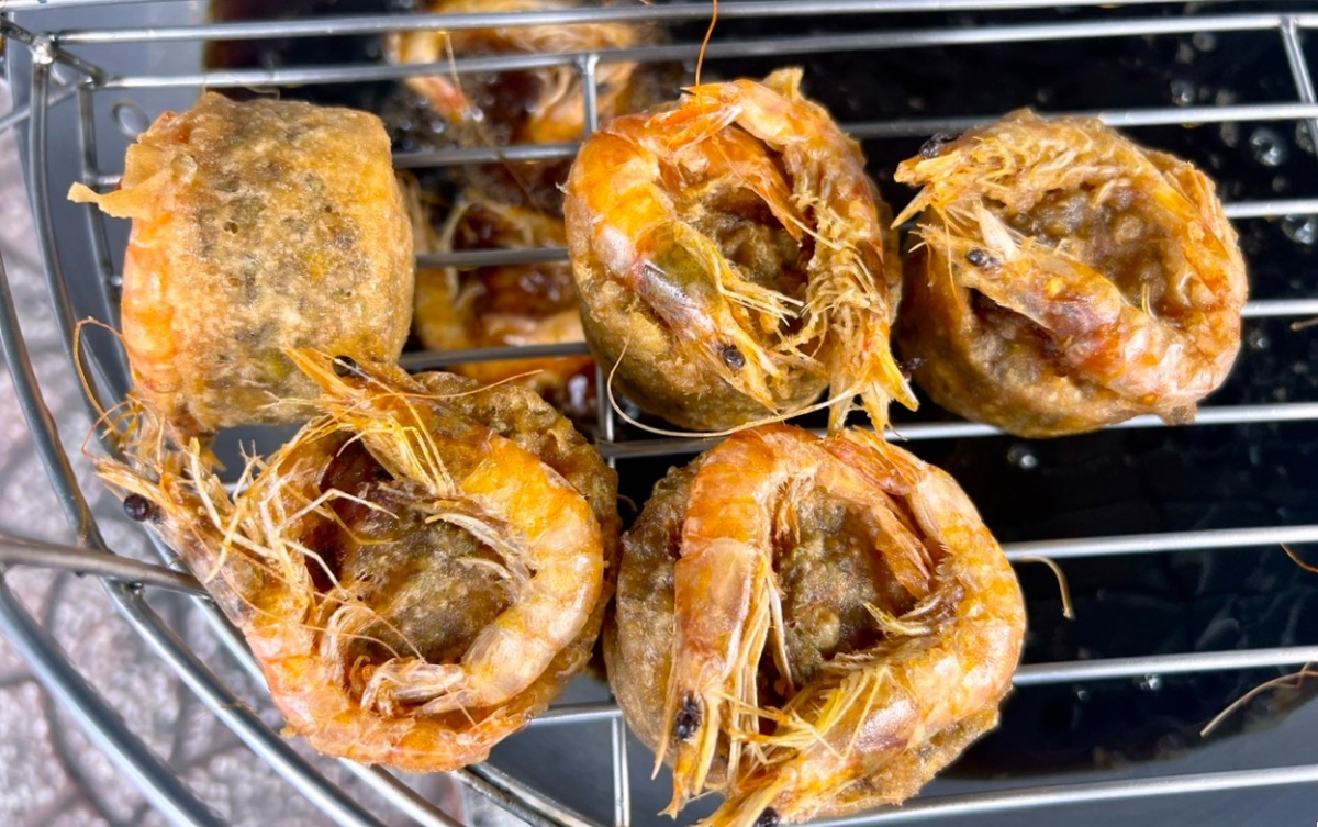 Banh cong is a specialty of the Khmer community in southern Vietnam. (Photo: Huyen Trang/VOV5)