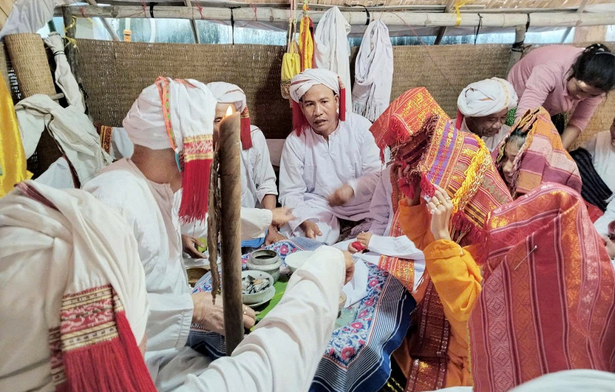 Thực hiện nghi lễ cho các bé gái. Ảnh: Đoàn Sĩ/VOV-TP. Hồ Chí Minh