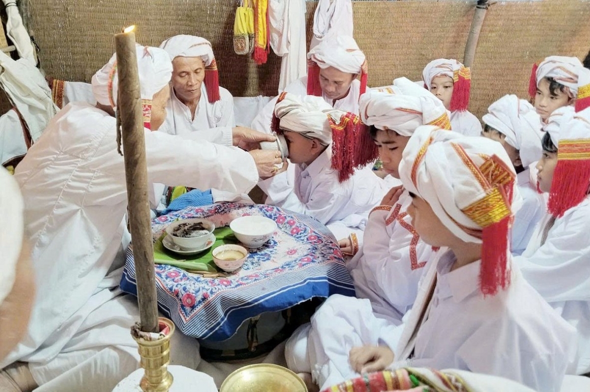 Làm lễ trưởng thành cho các bé trai. Ảnh: Đoàn Sĩ/VOV-TP. Hồ Chí Minh