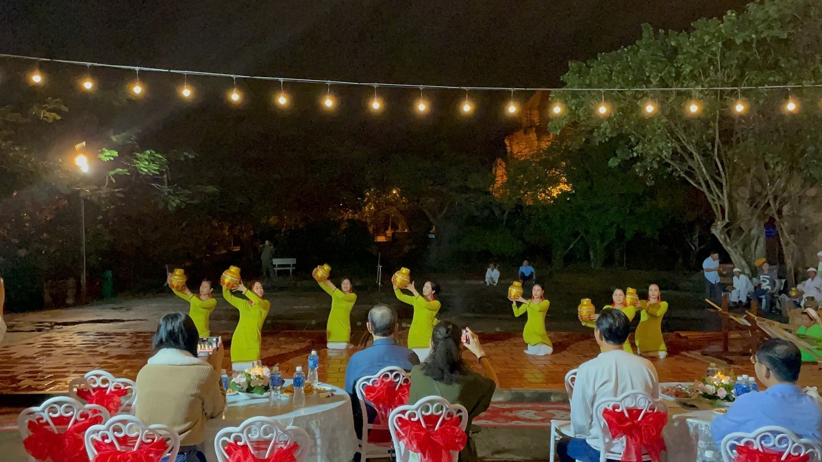 Tourists enjoy a Cham folk art performance at Po Sah Inu Towers. (Photo: Doan Si/VOV correspondent in Ho Chi Minh City)