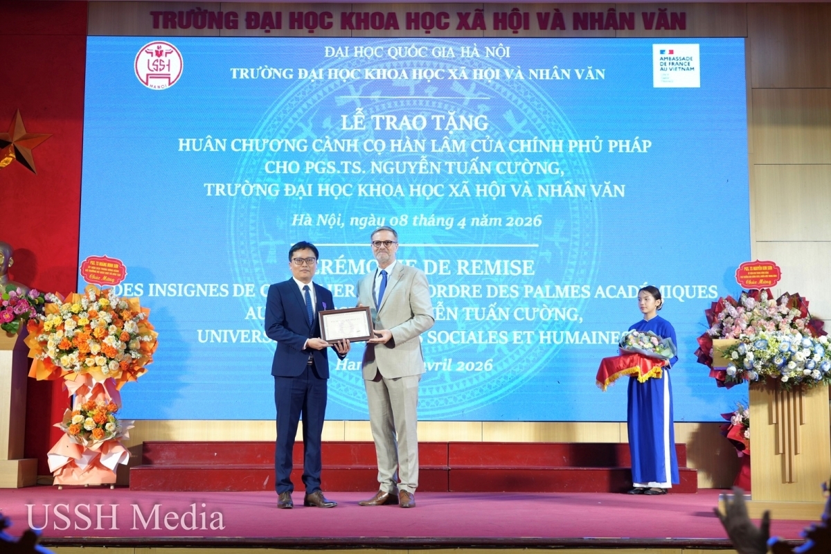 
Ông Olivier Brochet, Đại sứ nước Cộng hoà Pháp tại Việt Nam trao Huân chương Cành cọ Hàn lâm cho PGS.TS Nguyễn Tuấn Cường (Nghiên cứu viên cao cấp). Ảnh: USSH