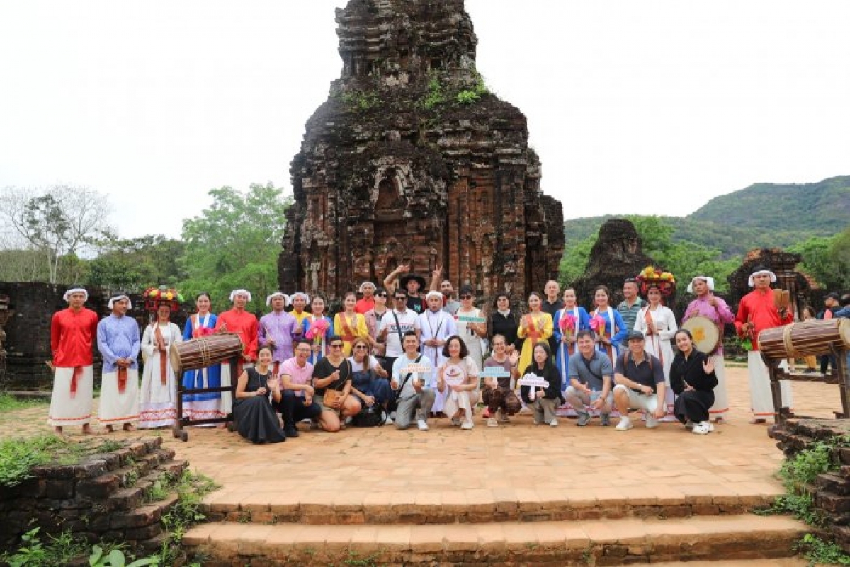 Đoàn famtrip Australia tham quan Khu đền tháp Mỹ Sơn và chụp hình lưu niệm cùng các nghệ sĩ biểu diễn. Ảnh: Quốc Tuấn 