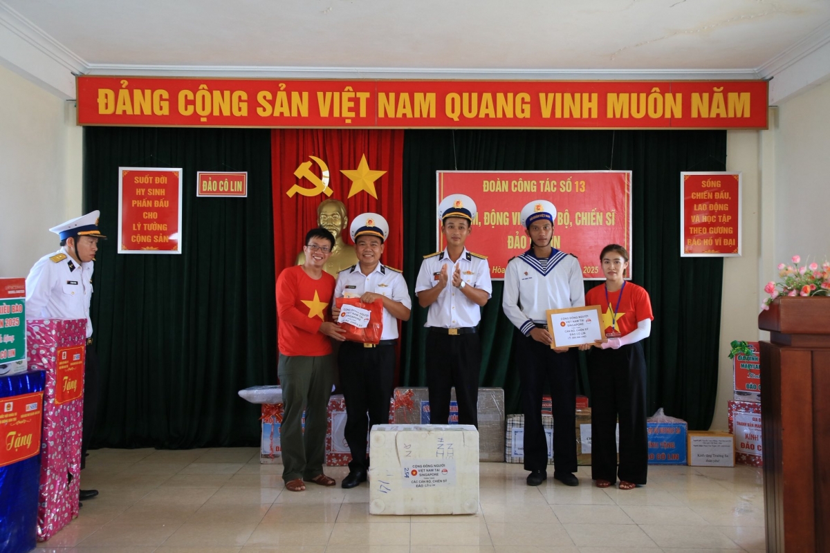 Những phần quà nghĩa tình của cộng đồng kiều bào Singapore gửi trao cho các cán bộ, chiến sĩ đảo Cô Lin, năm 2025. 