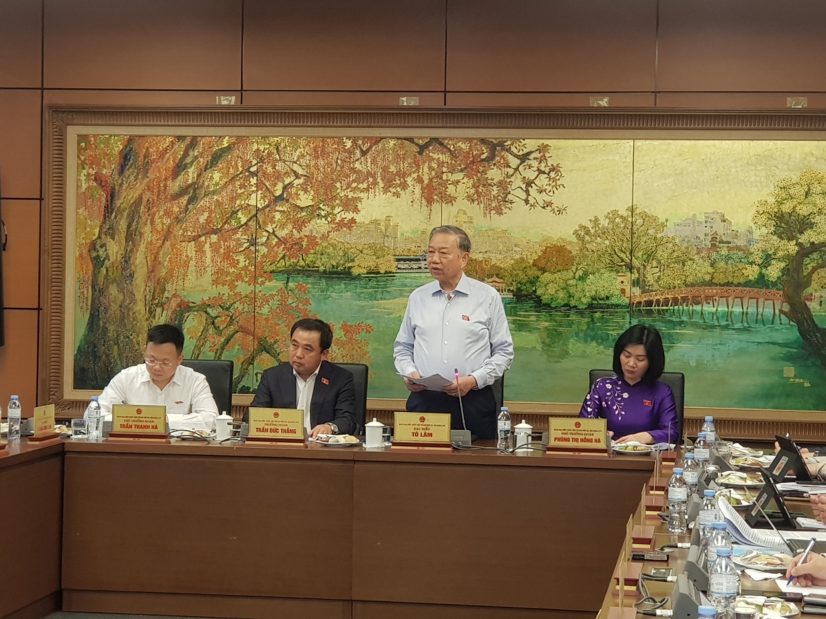 Party General Secretary and President To Lam (standing) speaking at the National Assembly discussion. Photo: Ngoc Anh/VOV5