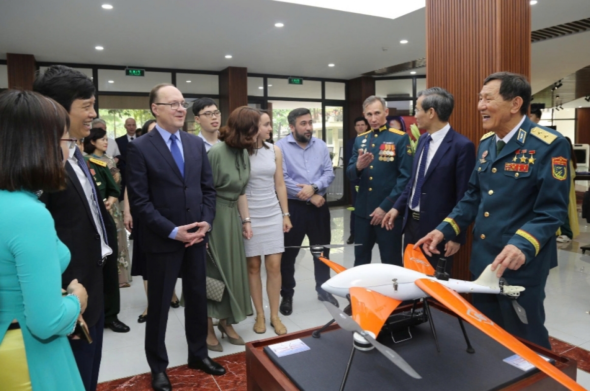 
Các đại biểu xem hiện vật tại triển lãm
 