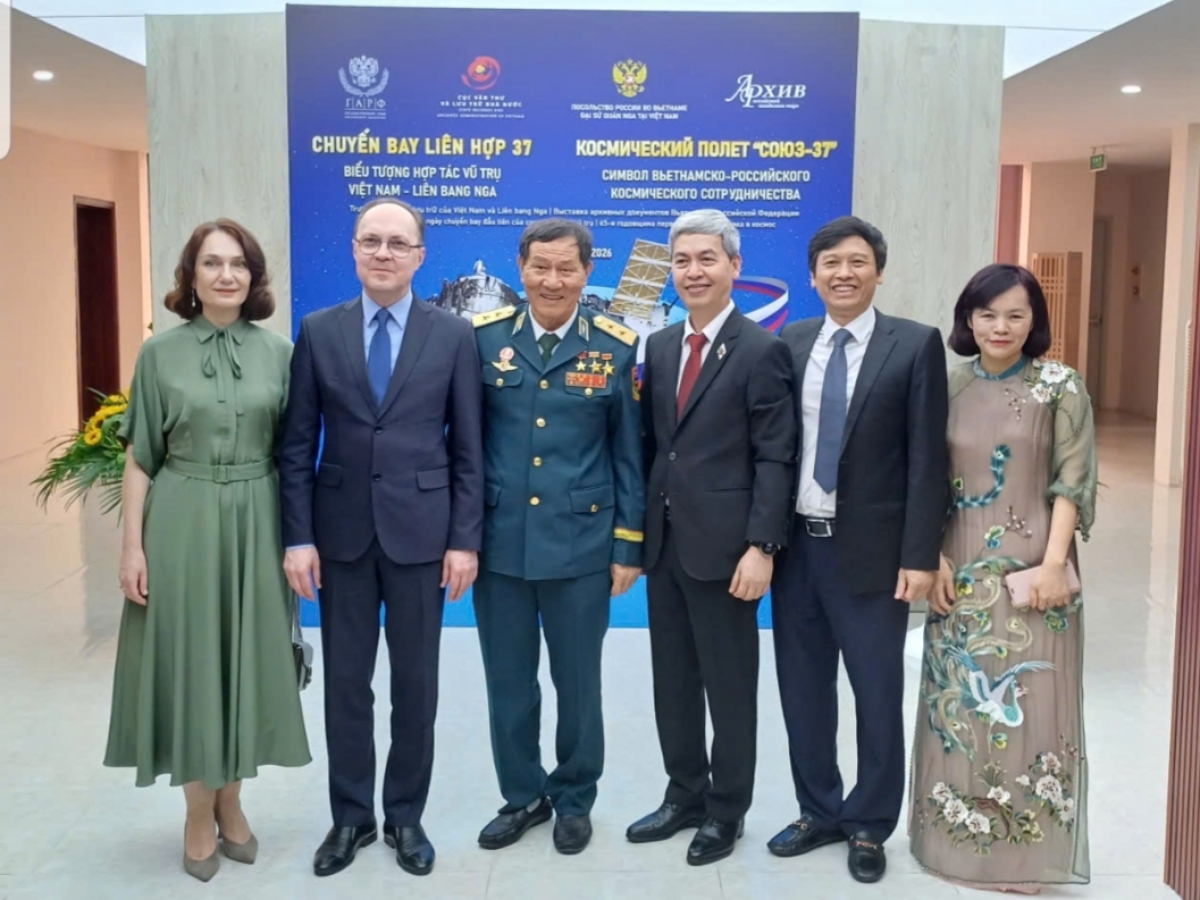 Các đại biểu chụp ảnh lưu niệm