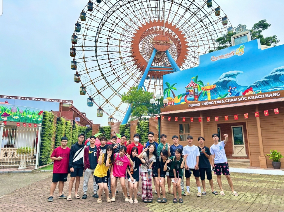 Các bạn trẻ chụp ảnh lưu niệm tại Công viên Nước Hồ Tây. Ảnh: BTC