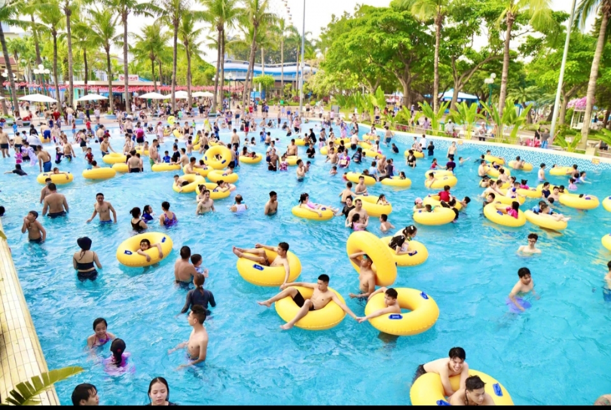 Du khách vui chơi ở hồ bơi Công viên Nước Hồ Tây. Ảnh: BTC