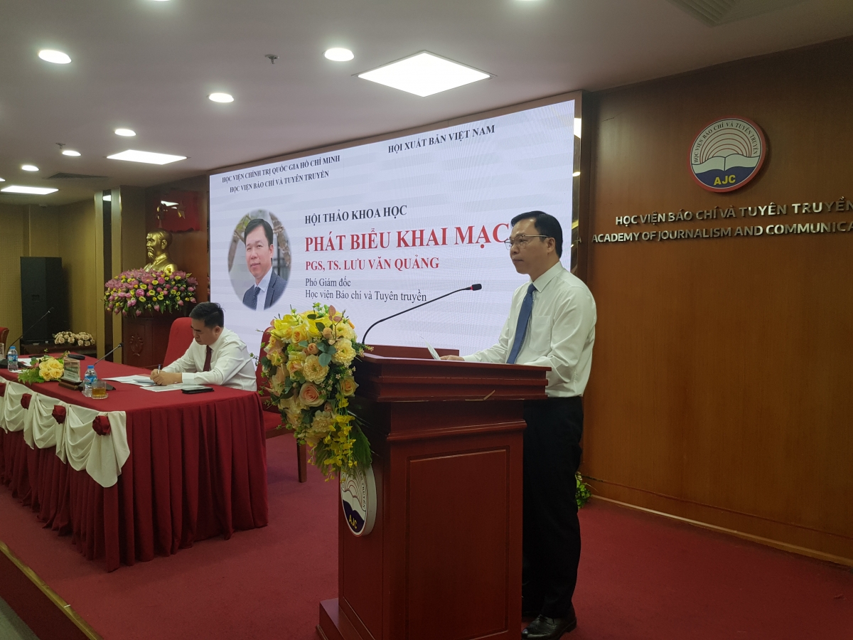 Phó Giáo sư, Tiến sĩ Lưu Văn Quảng, Phó Giám đốc Học viện Báo chí và Tuyên truyền, phát biểu tại hội thảo