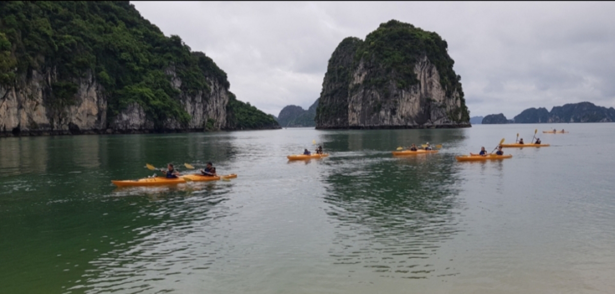 Touristen beim Kajakfahren in der Halong-Bucht. (Foto: Ngoc Anh)