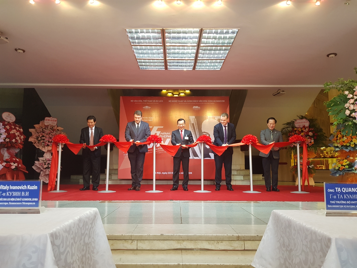 Cắt băng khai mạc trưng bày