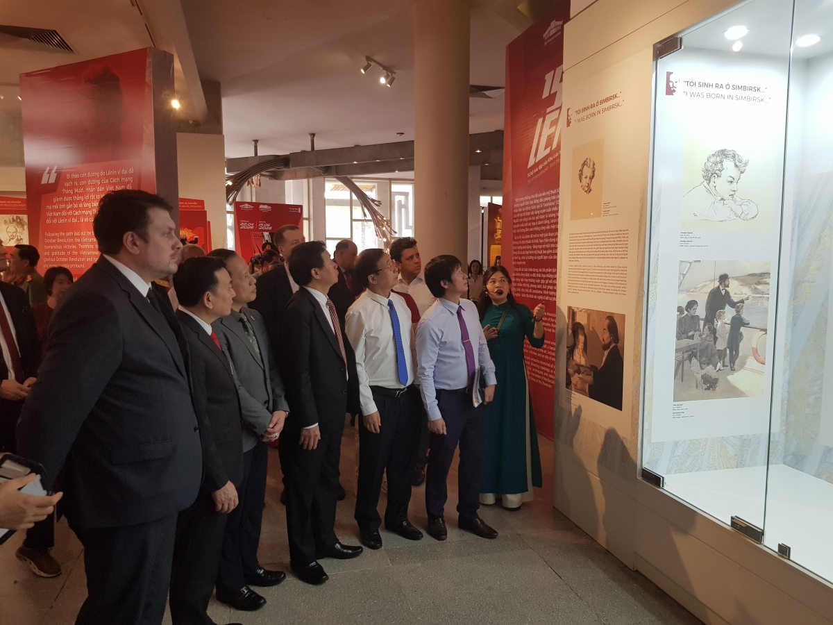 Các đại biểu xem trưng bày