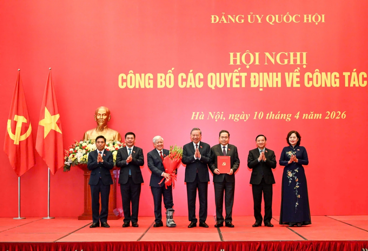 
Tổng Bí thư, Chủ tịch nước Tô Lâm cùng Chủ tịch Quốc hội Trần Thanh Mẫn và các đại biểu tại hội nghị công bố các Quyết định của Bộ Chính trị về công tác cán bộ tại Đảng ủy Quốc hội. Ảnh: Văn Hiếu/VOV
 