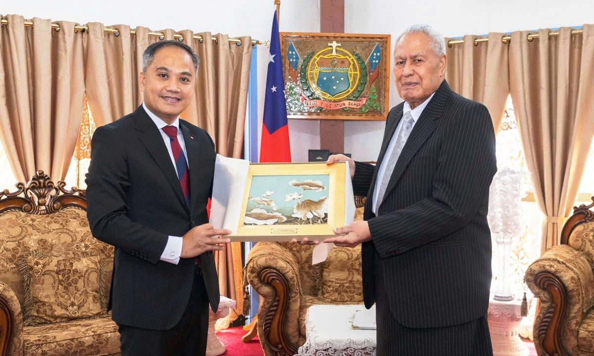 Vietnamese Ambassador to New Zealand Phan Minh Giang, presents his credentials to Head of the Independent State of Samoa Tuimalealiifano Va’aletoa Sualauvi II, Apia, April 21, 2026. (Photo: Vietnamese Embassy in New Zealand)