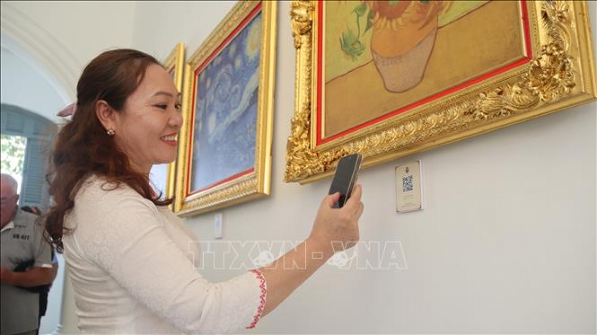 Besucher können QR-Code scannen, um Informationen über Kunstwerke abzurufen. (Foto: Huynh Son/VNA)