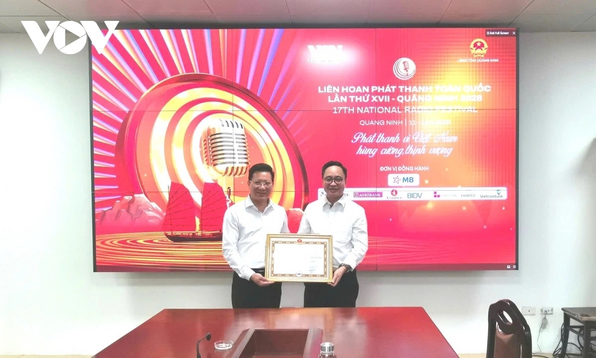 Phó Tổng Giám đốc VOV Phạm Mạnh Hùng trao bằng khen cho Sở Văn hóa, Thể thao và Du lịch Quảng Ninh vì có thành tích xuất sắc trong tổ chức Liên hoan phát thanh toàn quốc lần thứ XVII - Quảng Ninh 2026. Ảnh: Vũ Miền/VOV-Đông Bắc