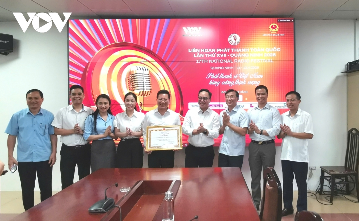 Phó Tổng Giám đốc VOV Phạm Mạnh Hùng chụp ảnh cùng tập thể Lãnh đạo Sở Văn hóa, Thể thao và Du lịch Quảng Ninh. Ảnh: Vũ Miền/VOV-Đông Bắc