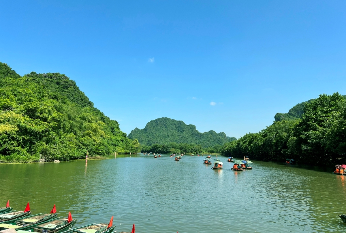 Balade en barque à Tràng An (Ninh Binh), site classé par l'UNESCO. Photo: VOV