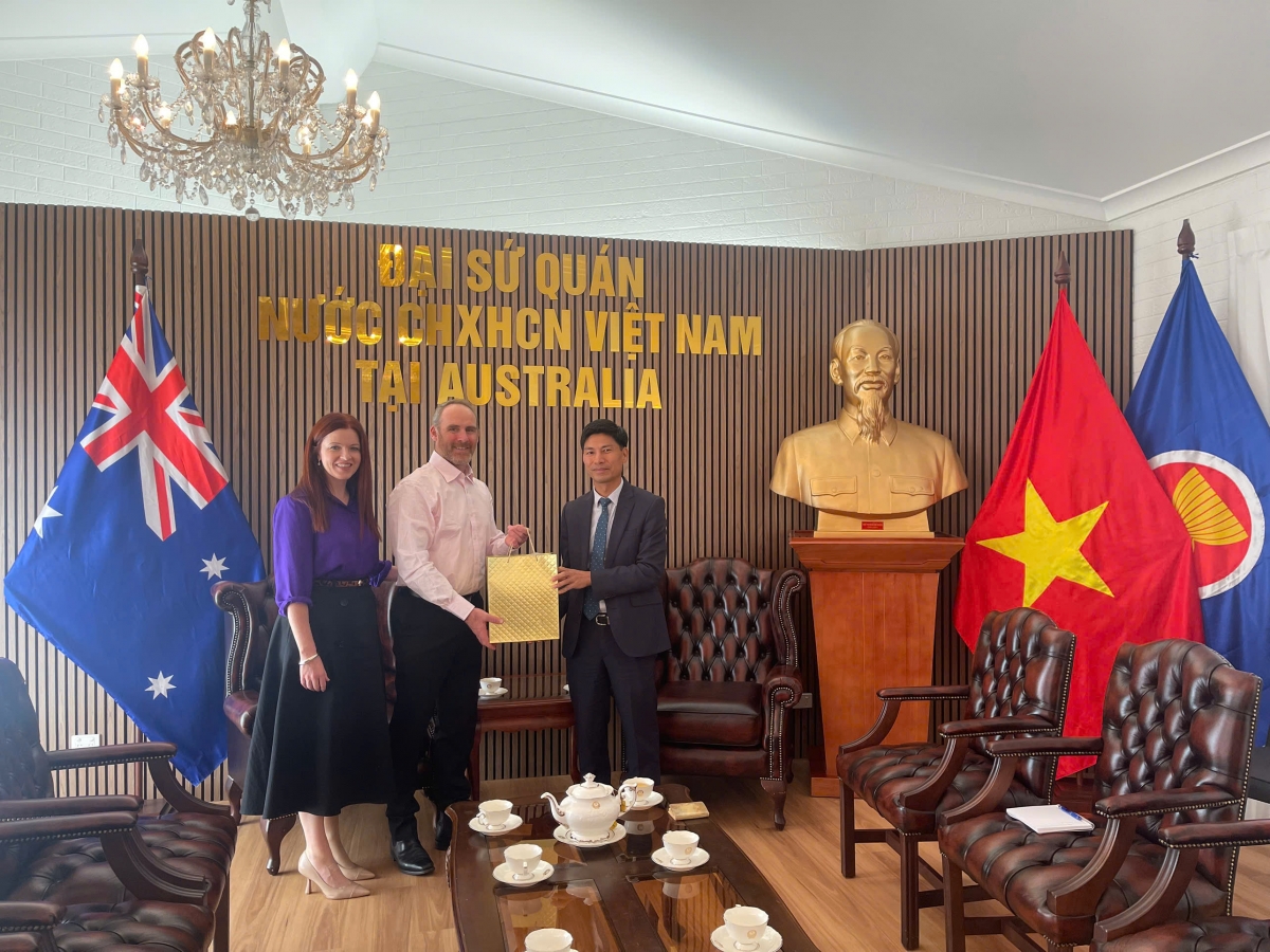 Ông Nghiêm Xuân Hòa, Phó Đại sứ Việt Nam tại Australia nhận kỷ vật từ gia đình ông Glenn Mathew. Nguồn: Đại sứ quán Việt Nam tại Australia