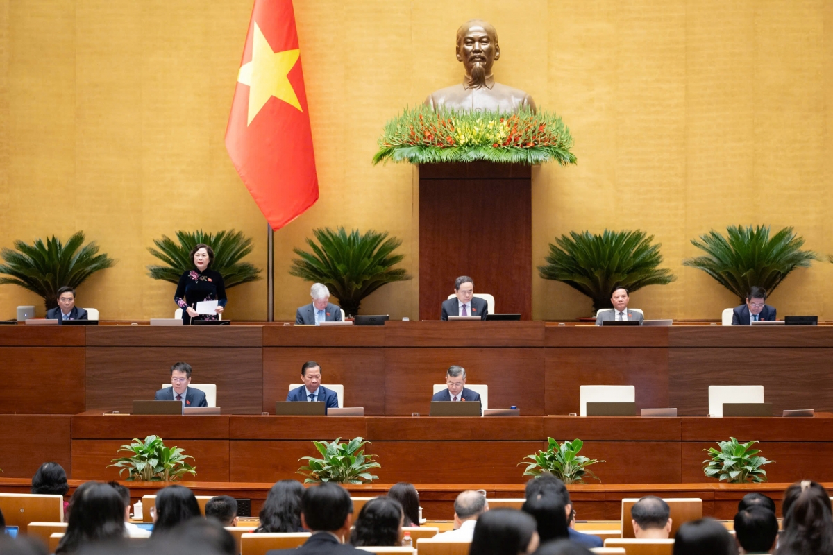 The presidium chairs the NA’s morning session on April 21, 2026, focusing on the socio-economic development plan and projected oversight program. (Photo: quochoi.vn)