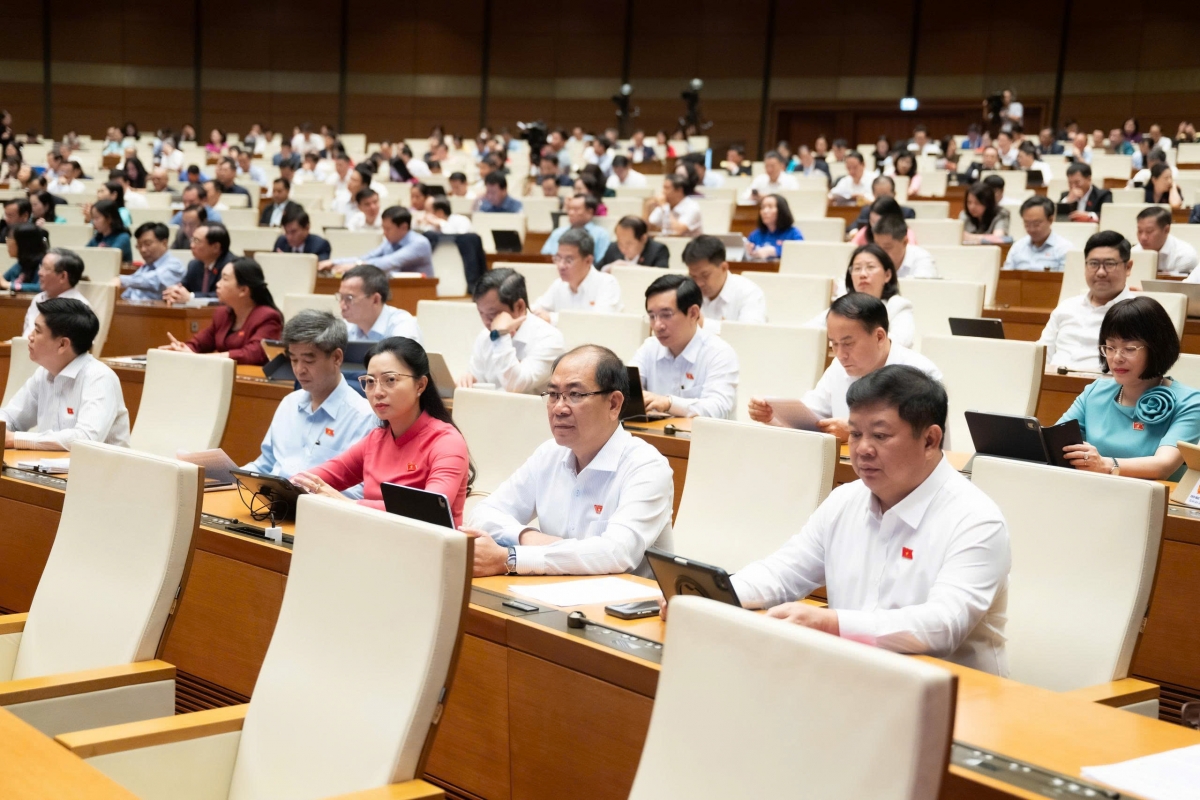 Die Abgeordneten auf der Parlamentssitzung am 21. April 2026. (Foto: quochoi.vn)
