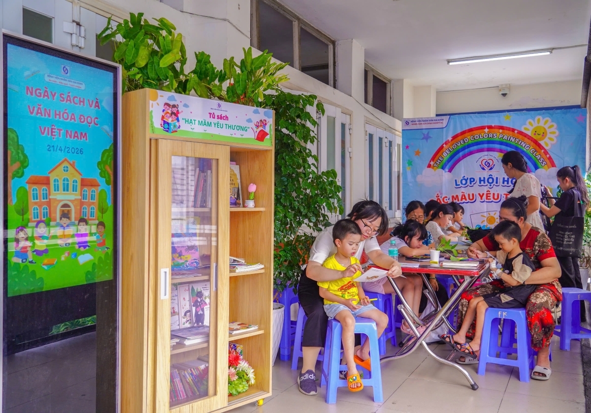 Tủ sách “Hạt mầm yêu thương” của Bệnh viện Nhân dân Gia Định hướng ứng ngày sách và văn hoá đọc Việt Nam năm 2026. Ảnh: Bệnh viện cung cấp