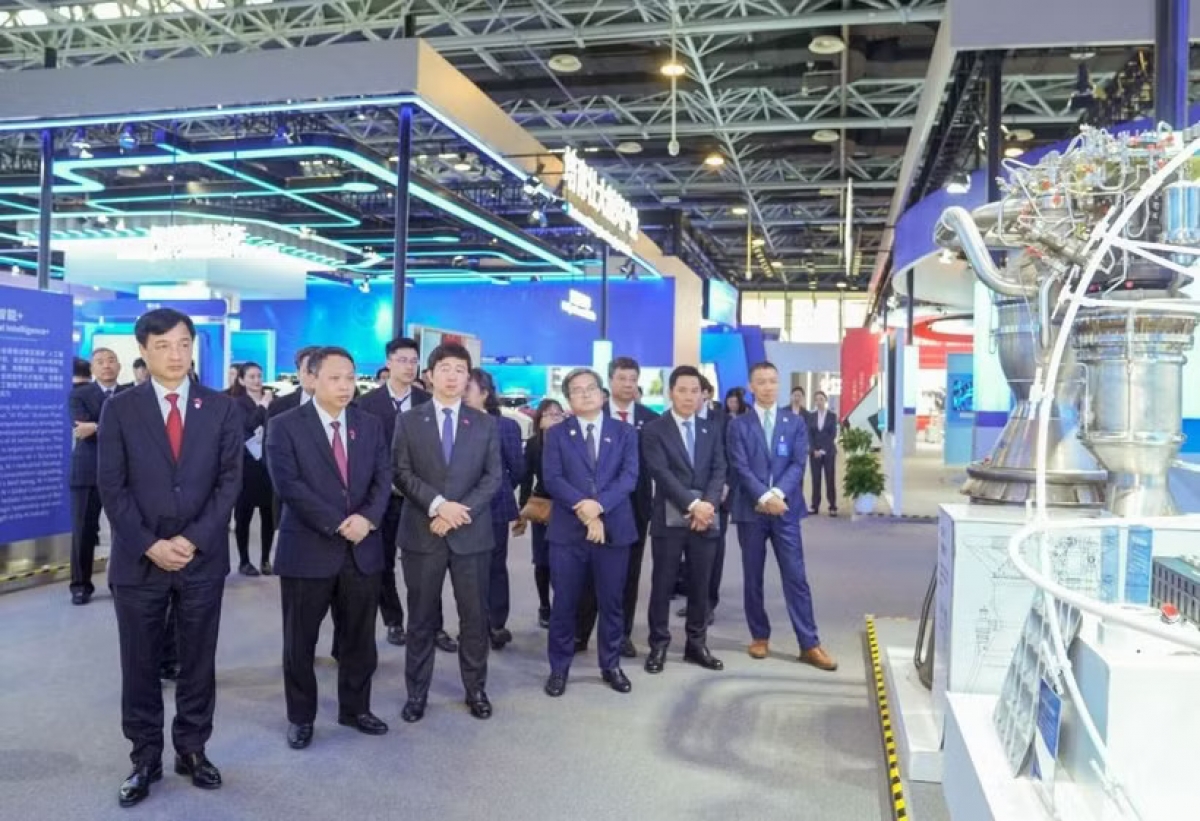 阮维玉（左一）访问中国中关村高新技术产业园。