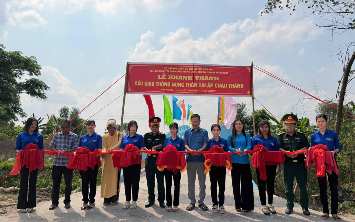 กิจกรรม"ทหารและประชาชนนครเกิ่นเทอร่วมกันฉลองเทศกาลโจลชนัมทเมย"มีขึ้นอย่างคึกคัก